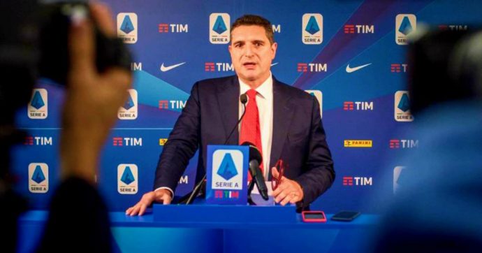 Lega Serie A, l’audio rubato all’ad De Siervo: “Spegnere i microfoni per non far sentire i buu razzisti”. La Procura federale apre un fascicolo