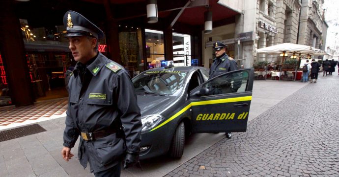 Manette agli evasori: via libera