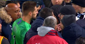 Copertina di Bordeaux, tifosi invadono il campo per protestare contro il presidente: partita interrotta e portiere a colloquio. Le immagini