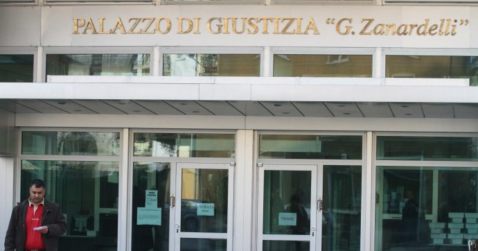 Insegue due studenti e li picchia con una mazza da baseball: insegnante di Brescia condannato a un anno di carcere