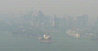 Copertina di Incendi in Australia, Sydney coperta da nube tossica da settimane: lo skyline della città è irriconoscibile