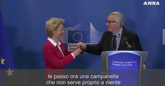 Copertina di Commissione Ue, Juncker passa il testimone a von der Leyen e scherza sulla campanella del presidente: “Non serve a niente”