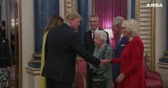 Copertina di Donald Trump, nuova gaffe con la Regina: infrange il protocollo e saluta prima Camilla, Elisabetta lo “fulmina” con lo sguardo