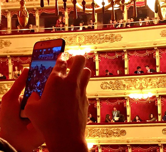 Prima della Scala: paillettes e borracce da “generazione Greta”: l’anteprima under 30 finisce tra selfie, autografi e rose con Netrebko e Meli