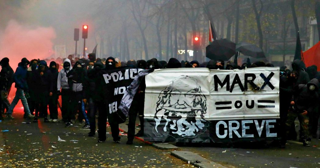 Parigi, cassonetti in fiamme e scontri tra black bloc e polizia: le immagini