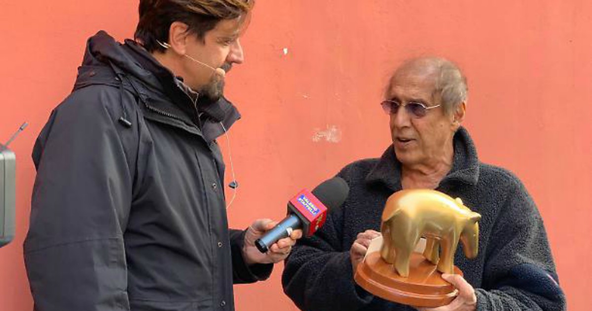 Adriano Celentano riceve il Tapiro di Striscia la Notizia per il flop di Adrian e commenta: “Non sono più un maestro”