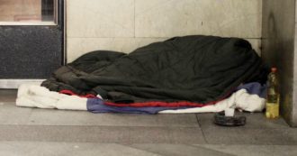 Copertina di Milano, clochard trovato morto su una carrozzina e coperto da un piumone fuori da una fermata della metro