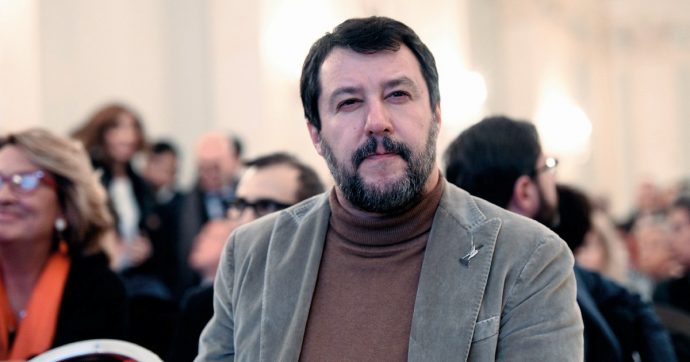 Salvini, 19enne lo fotografa addormentato e gli fa il dito medio. Lui risponde: “Che personcina educata” e scatena i follower