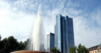 Copertina di Deutsche Bank, multa di 15 milioni di euro per un caso di riciclaggio. Interrotta indagine su due dipendenti per evasione fiscale
