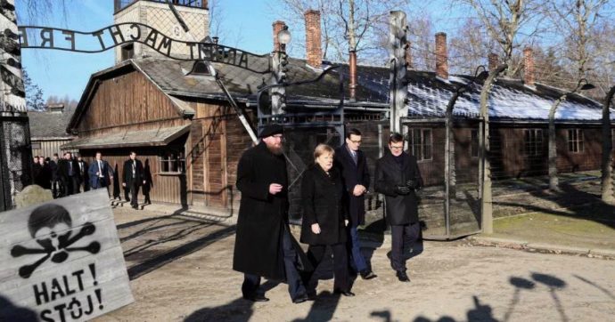 Merkel ad Auschwitz per la prima volta da quando è Cancelliera e cita Primo Levi: “Può succedere di nuovo. Contrastiamo chi insulta”