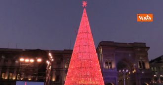 Copertina di Milano, le immagini della spettacolare accensione dell’albero di Natale in piazza Duomo