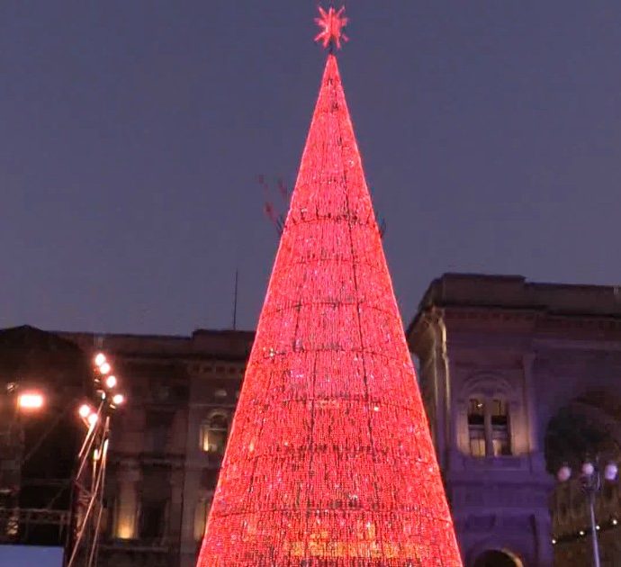 Milano, le immagini della spettacolare accensione dell’albero di Natale in piazza Duomo