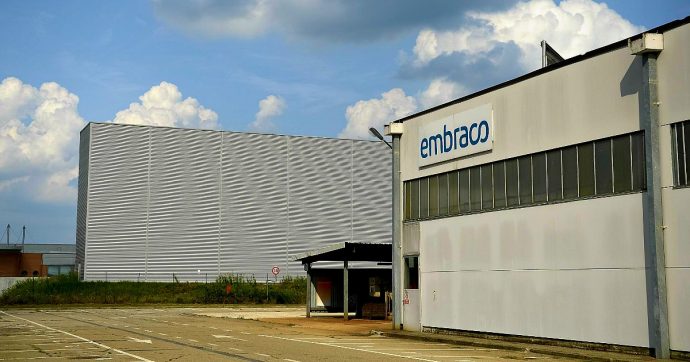Ex Embraco, “la Ventures ha svuotato le casse” mentre l’impianto rimaneva inattivo con 400 operai a casa: blitz Finanza a Riva di Chieri