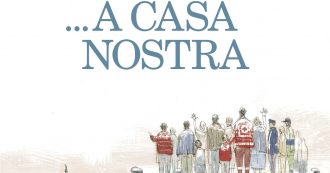 Copertina di “A casa nostra. Cronaca da Riace”, la graphic novel che racconta l’immigrazione in Italia con la bocca dei protagonisti