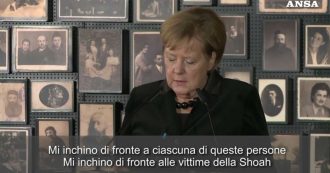 Copertina di Merkel per la prima volta ad Auschwitz da cancelliera: “Ferite che non guariscono mai. Mi inchino di fronte alle vittime della Shoah”