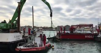 Copertina di Venezia, riemerge la storica edicola trascinata dall’alta marea: le immagini del recupero