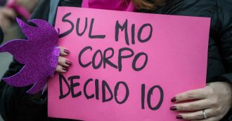 Lazio, per l’emergenza rifiuti Regione propone (anche) “consultori volanti” che convincano le donne a usare “coppette mestruali”