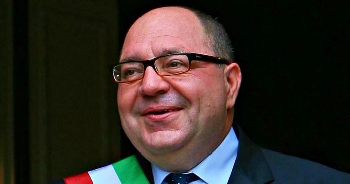 Biella, il sindaco della Lega indagato per peculato: “Uso non corretto dell’autoblu”