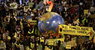 Copertina di Madrid, decine di migliaia di persone alla marcia per il clima. Greta Thunberg: “Scioperiamo da un anno ma non è successo nulla”