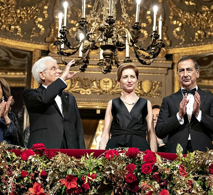 Prima della Scala, 16 minuti di applausi per Tosca. Ovazioni per Mattarella. Il regista Livermore: “Vuol dire che crediamo nella Costituzione antifascista”