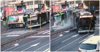 Copertina di Milano, incidente tra filobus e camion in viale Bezzi: indagati i conducenti dei due mezzi. Accertamenti sul cellulare dell’autista di Atm