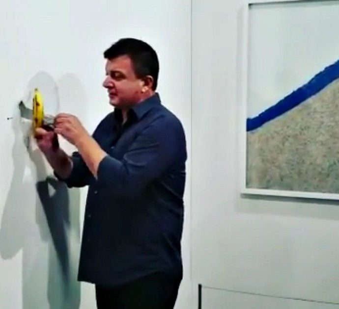 Miami, artista mangia la banana da 120mila dollari di Maurizio Cattellan: “È una perfomance. Buonissima”