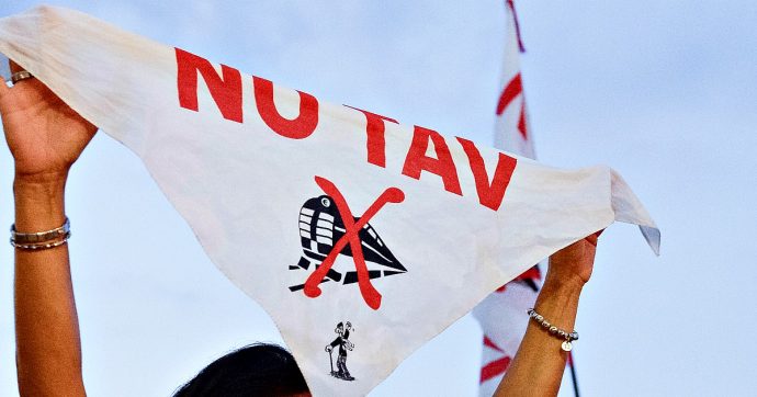 No Tav, la marcia per ricordare i disordini del 2005: “Quasi 30 anni di lotta, continuiamo a resistere”. Presenti anche i Fridays for Future