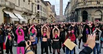 Copertina di Violenza sulle donne, anche a Bologna il flash mob del collettivo femminista cileno: in centinaia alla danza di strada contro lo stupro