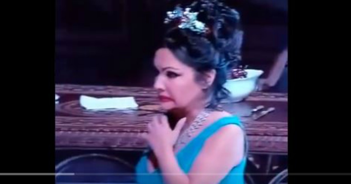 Prima della Scala, il soprano sbaglia e fa una gaffe: la faccia di Anna Netrebko quando si accorge dell’errore nella Tosca