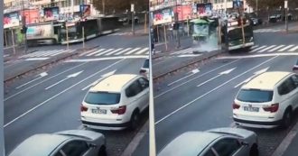 Il video dello scontro tra il filobus dell’Atm e il camion dell’Amsa