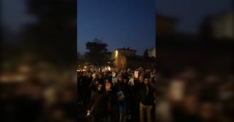 Copertina di Ferrara, il flash-mob delle sardine per rispondere a Salvini: cantano “Bella ciao” e sventolano libri