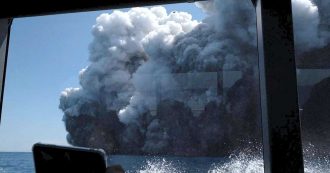 Copertina di Nuova Zelanda, erutta il vulcano Waakari: 5 morti e diversi dispersi. 23 turisti soccorsi