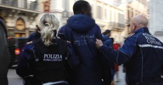 Roma, il video racconto del giornalista denunciato per aver filmato il fermo di un ambulante. L’agente: “Senza divisa le spaccherei in testa la telecamera”