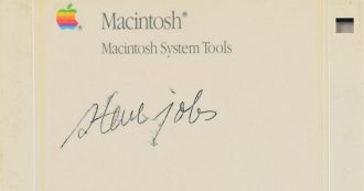 Copertina di Apple, un floppy disk di Macintosh firmato da Steve Jobs venduto alla cifra record di 84mila dollari