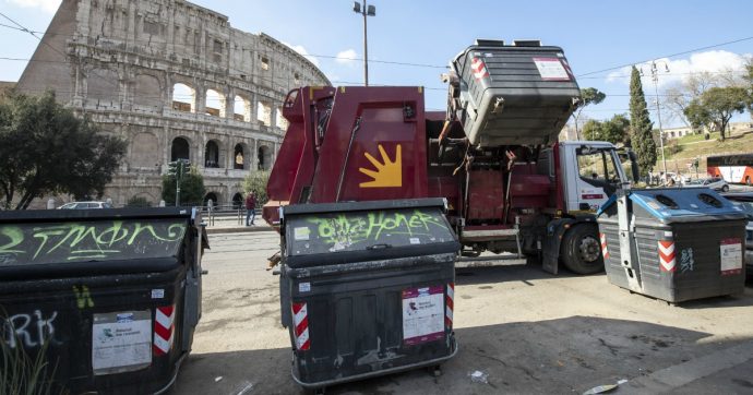 Rifiuti Roma, Ispra: “Aumentata la produzione. Nel 2018 la differenziata è calata al 42,9%”. Raggi prometteva di portarla a 70% entro 2021