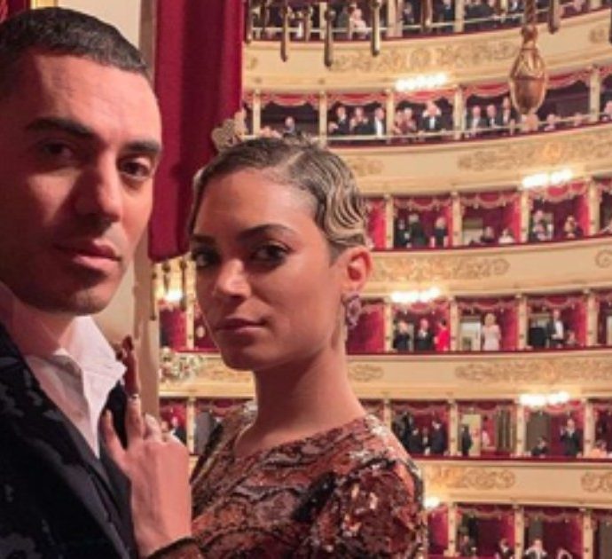 Elodie e Marracash alla Scala di Milano, ma il rapper viene scambiato per Mahmood. Lui: “Quando i giornalisti sono assunti direttamente nelle coltivazioni dei pomodori”