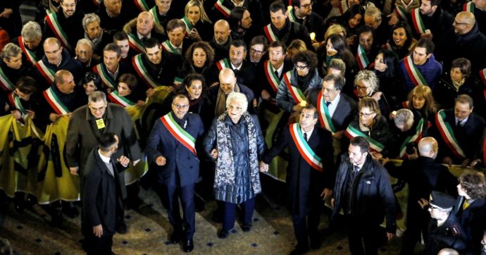 Liliana Segre, seicento sindaci a Milano per la marcia di solidarietà per la senatrice: “Lasciamo l’odio agli anonimi da tastiera”