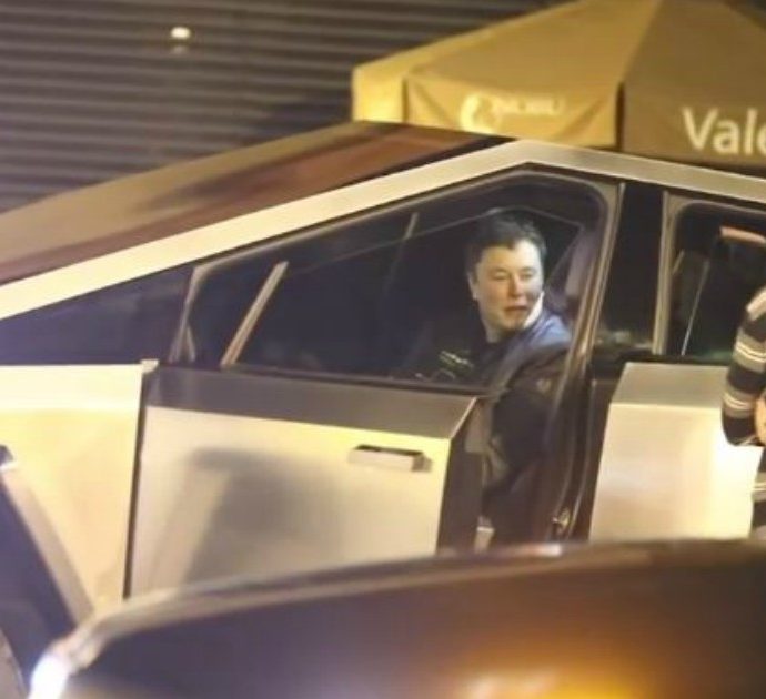 Elon Musk guida il suo nuovo Tesla Cybertruck e va a sbattere contro un dissuasore: il video