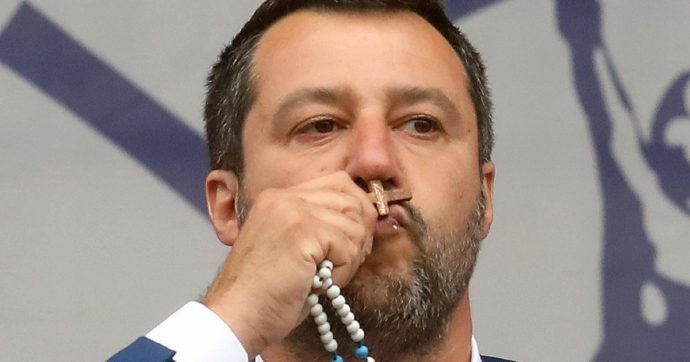 Altro che Sardine: i “rosari” in piazza per Salvini