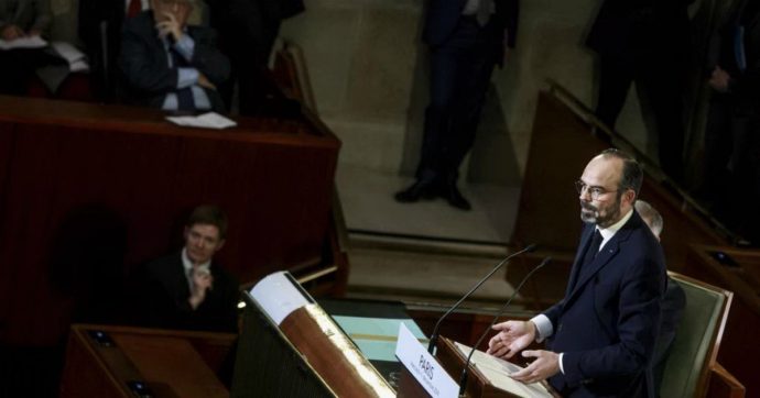 Francia, Philippe presenta riforma pensioni: “Non riguarderà i nati prima del 1975”. I sindacati: “Sciopero ancora più duro”
