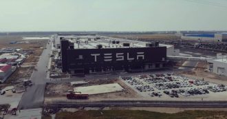 Copertina di Standard & Poors “declassa” Tesla, non è più tra le 500 aziende sostenibili dell’indice ESG.