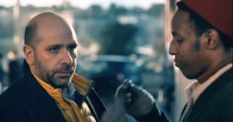 Copertina di Quarta Repubblica, infuria la polemica sul video “Immigrato” di Checco Zalone: “Su certi argomenti fare ironia può essere pericoloso” “Diritto di satira”