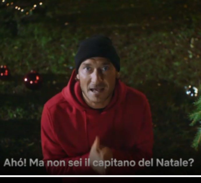 Francesco Totti incontra Spelacchio e scrivono insieme la letterina a Babbo Natale: il dialogo surreale