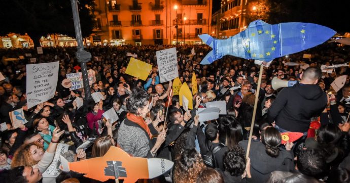 Sardine, primo incidente: lite sulla destra in piazza
