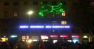 Copertina di Piazza Fontana, il corpo di Pinelli proiettato sulla facciata dell’ex Banca Nazionale dell’Agricoltura: le immagini dal corteo antifascista