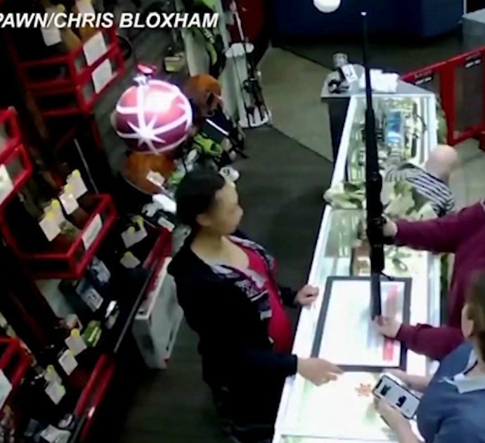Usa, bimbo cade dal bancone di un negozio: le immagini dell’incredibile salvataggio