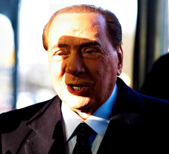 Silvio Berlusconi posta un tweet e poi lo cancella per riproporlo quasi uguale. Ecco cosa non andava nel primo
