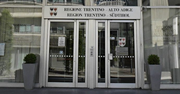 In Trentino-Alto Adige Svp e Lega si alzano gli stipendi: con l’adeguamento per i consiglieri 600 euro in più in busta paga (più gli arretrati)