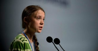 Copertina di Greta Thunberg e gli adesivi violenti della compagnia petrolifera canadese: “Sono disperati, segno che stiamo vincendo”