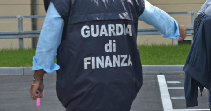Lamezia Terme, 4 arresti per autoriciclaggio: sequestrati due borsoni con 1,4 milioni di euro in contanti. “Frutto di evasioni fiscali”
